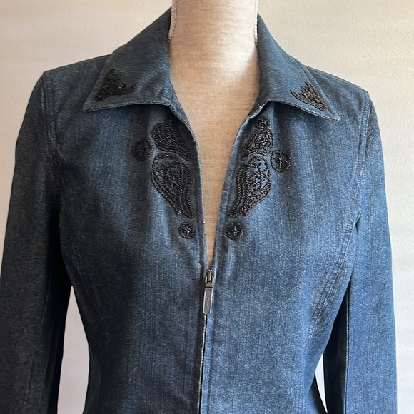 Dana Buchman jean jacket size 6 with black beading throughout.  Zippped front - Picture 4 of 7
